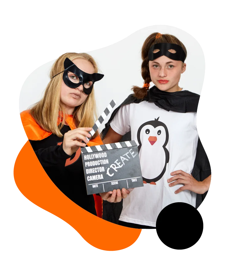 Herokids halten Startklappe in der Hand, auf der "Create" steht
