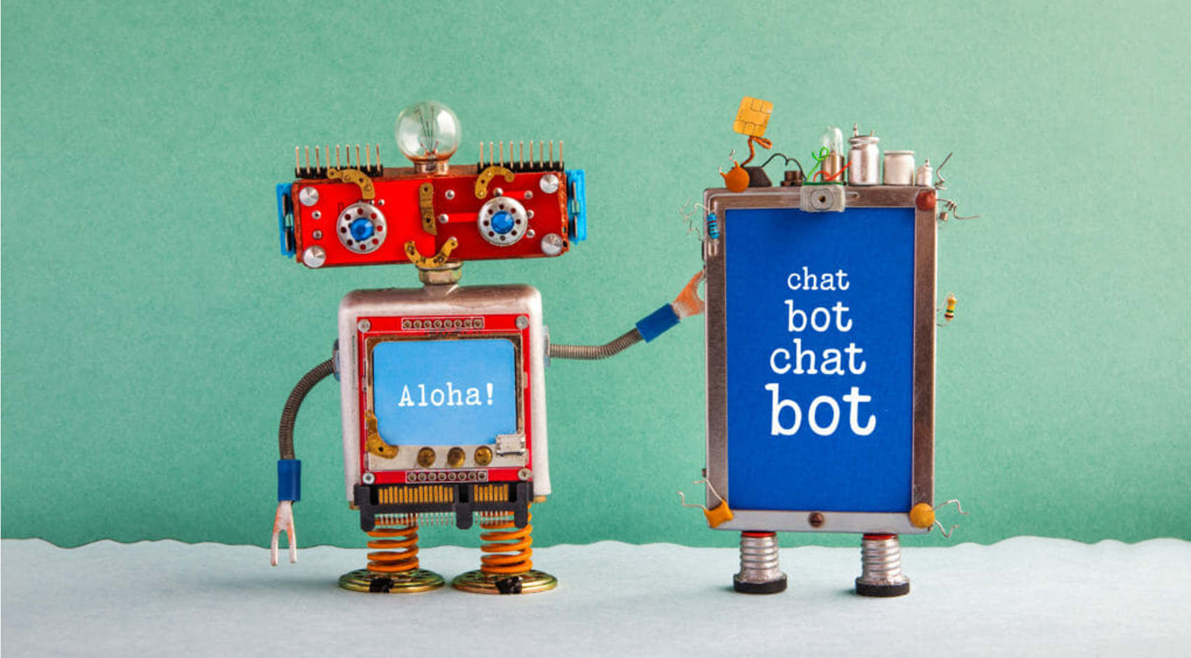 Kleiner Roboter der ein Schild mit der Aufschrift:"chat bot chat bot"